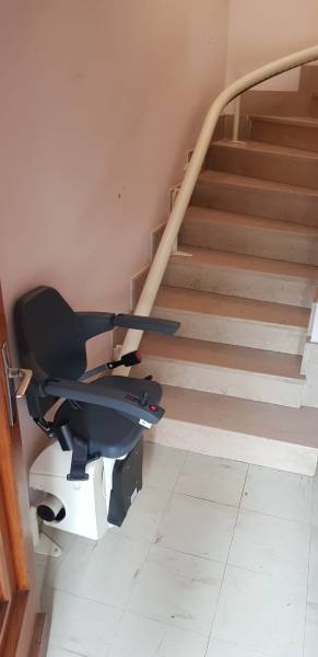 Fauteuil monte-escaliers Handicare installer dans les Alpes
