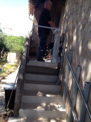 Installation d'une plate forme monte escalier DELTA a Trans en Provence