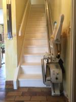 fauteuil monte escalier sur escalier en bois
