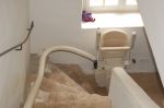 Installation d'une chaise élévatrice à l'intérieur d'une maison, à GORDES dans le Vaucluse (84), région PACA.