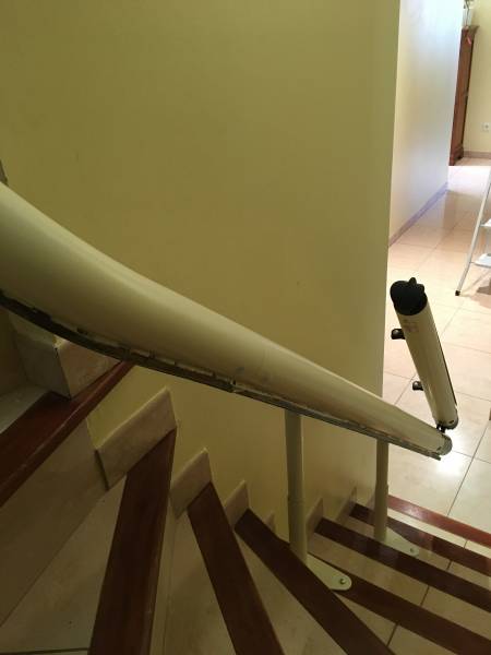 Installation d'un fauteuil monte escalier intérieur et étroit à MANOSQUE, dans les Alpes de Haute Provence (04), dans la région PACA.