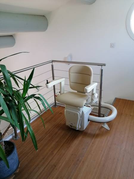 Installation d'un fauteuil monte escaliers sur mesure à SISTERON dans les Alpes de Hautes Provence (04), région PACA