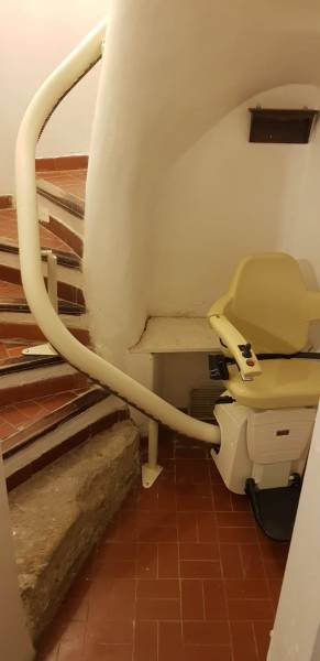 Solution d'accessibilité pour un escalier étroit, en colimaçon, sur trois niveaux.