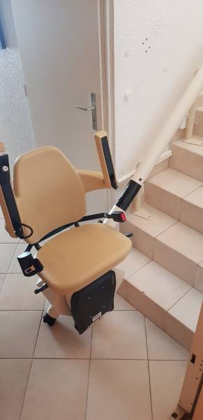 Fauteuil monte-escaliers tournants sur mesure à Saint-Raphaël dans le 06 (Alpes Maritimes)